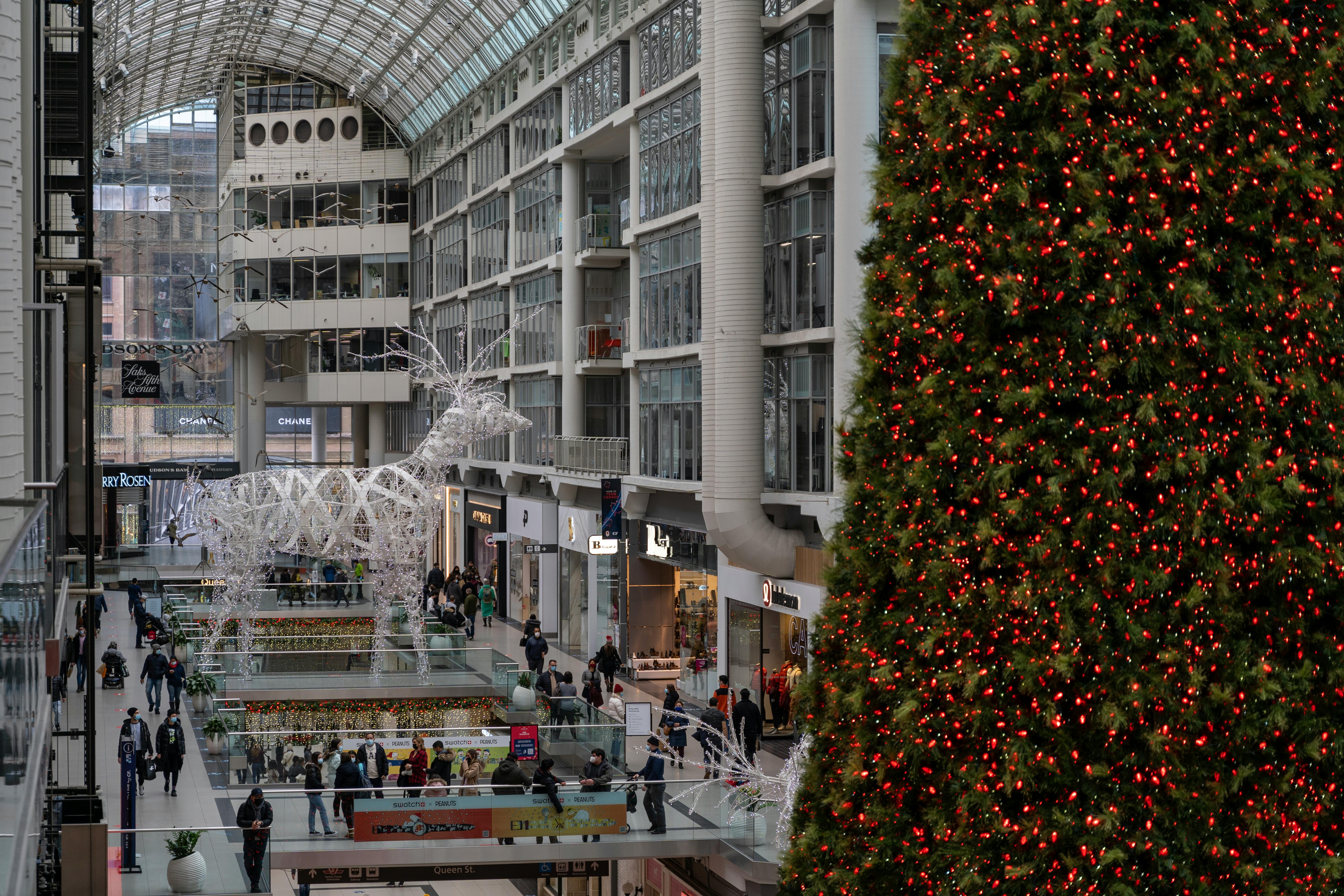 Landlord or Retail Tenant: Who decks the halls? 